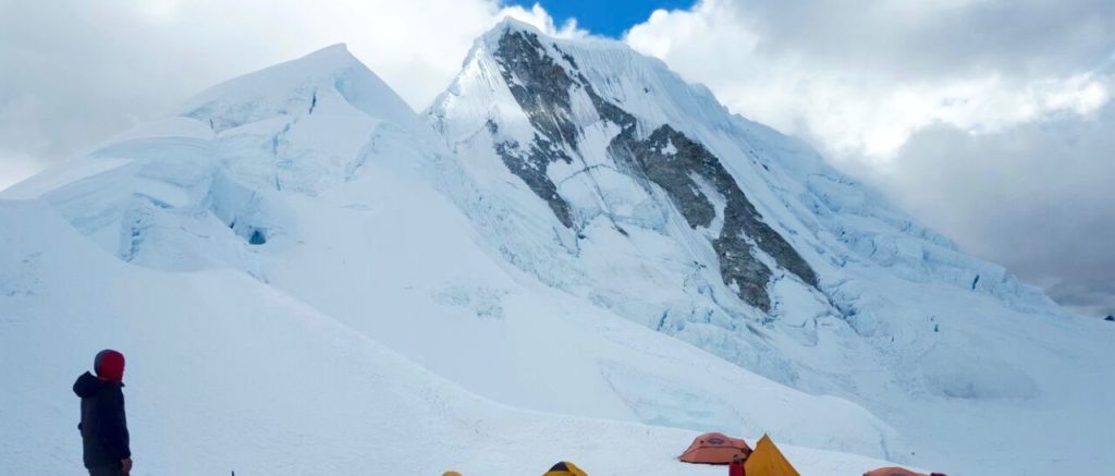 Klättra Alpamayo med adventurelovers.se